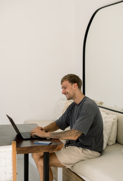 Daan Jonkman working at his laptop